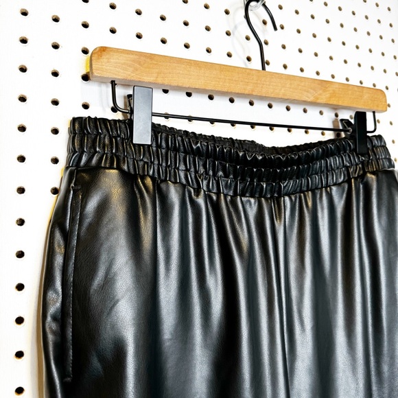 Fabletics | Vegan Leather High-Waisted Pant in Black, Faux Leather Sz. L - Picture 4 of 8